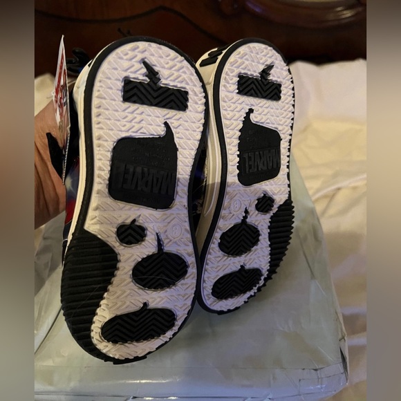 Marvel Avengers Toddler Boys Colorful Light Up Sneakers Shoes Size 8 New - Picture 4 of 4